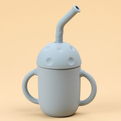 6 महीने से अधिक के बच्चे के लिए लीकप्रूफ ढक्कन सिलिकॉन स्ट्रॉ कप डबल हैंडल 5oz बच्चे